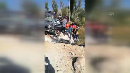 Devrilen otomobildeki 4 kişi yaralandı