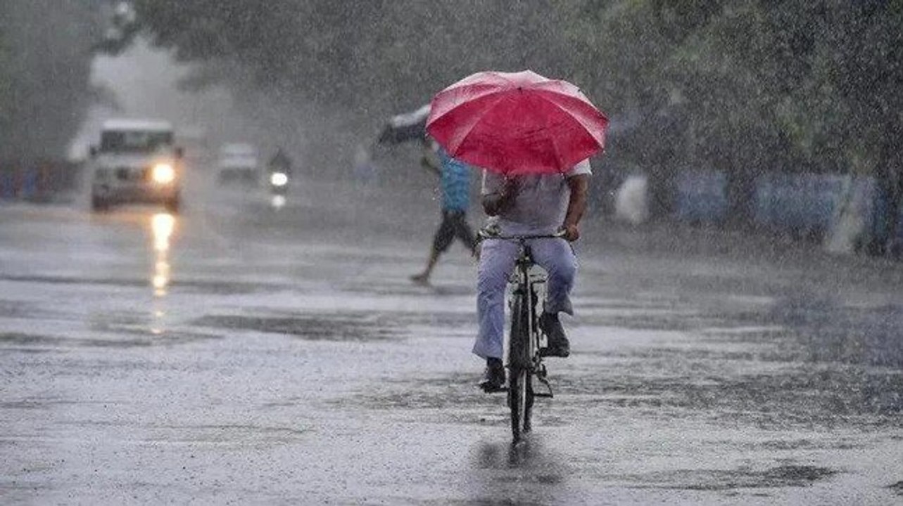 Heavy rainfall lashes Delhi-NCR, waterlogging r...