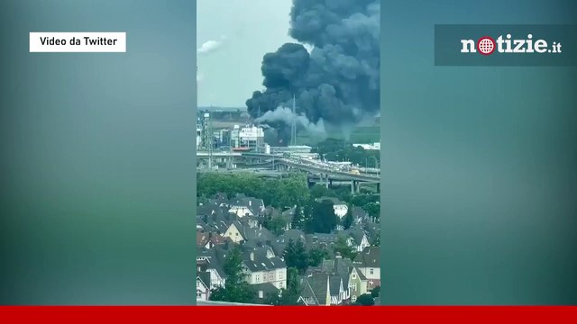 Leverkusen, esplosione nello stabilimento della Bayer: enorme colonna di fumo