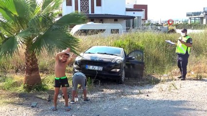 Trafik kazası sonrası araçtan çıkıp oyunlarına devam ettiler