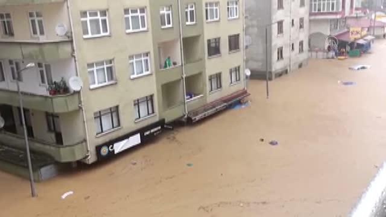 Arhavi'deki selde boğulmak üzere olan karı koca son anda botla kurtarıldı (2)