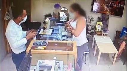 İZMİR - Kuyumcudan bilezik hırsızlığı güvenlik kamerasına yansıdı
