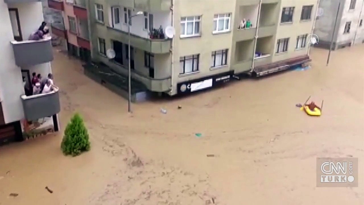 Arhavi'deki selde boğulmak üzere olan karı koca son anda botla kurtarıldı
