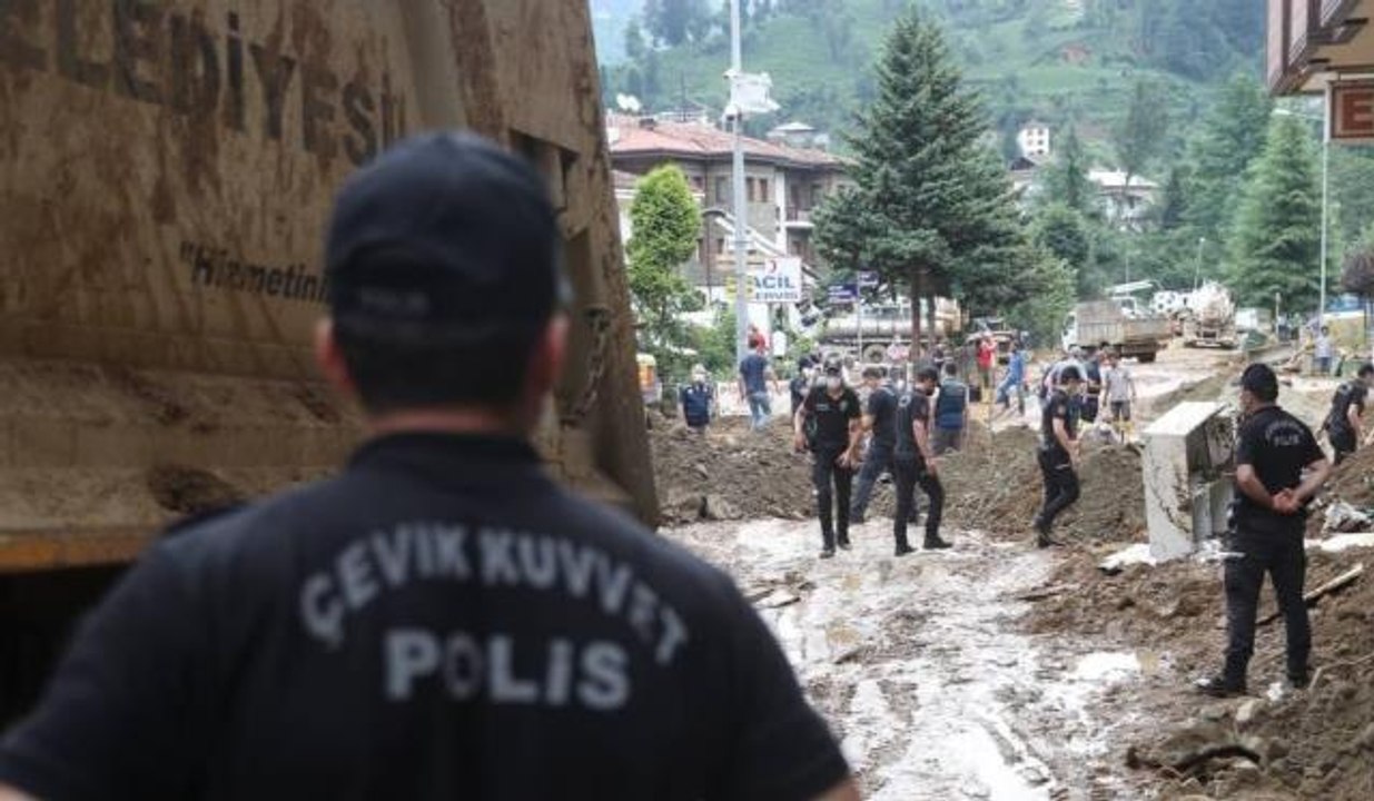 Emniyet Genel Müdürlüğü, afet bölgesinde tüm imkanları ile vatandaşların yanında yer alıyor