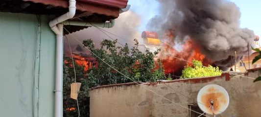 Tinerciler evi ateşe verdi, mahallede faciadan dönüldü