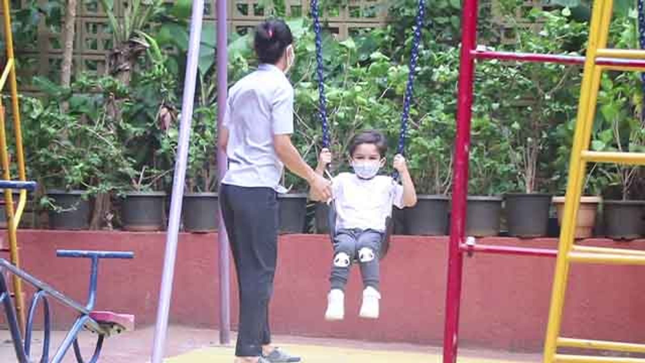 Kareena Kapoor Taimur के साथ पार्क में पहुंची ऐसे; Watch Video |FilmiBeat