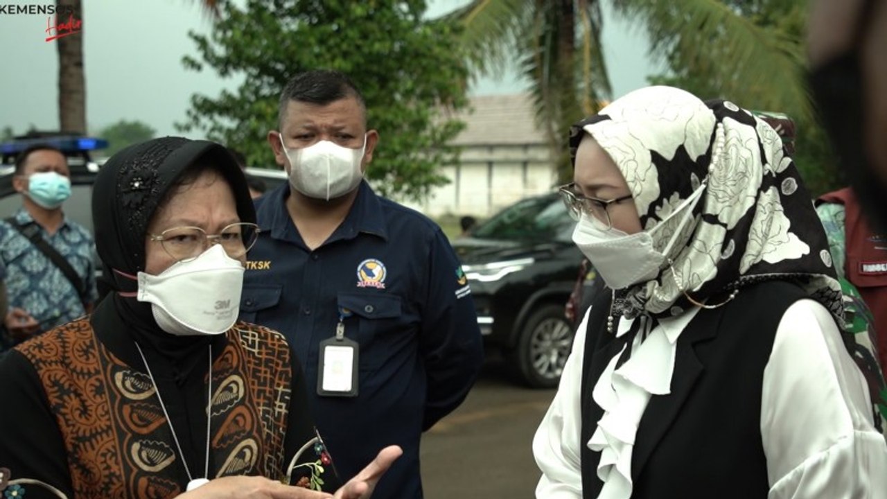 Mensos Pantau Langsung Penyaluran Bansos di Purwakarta