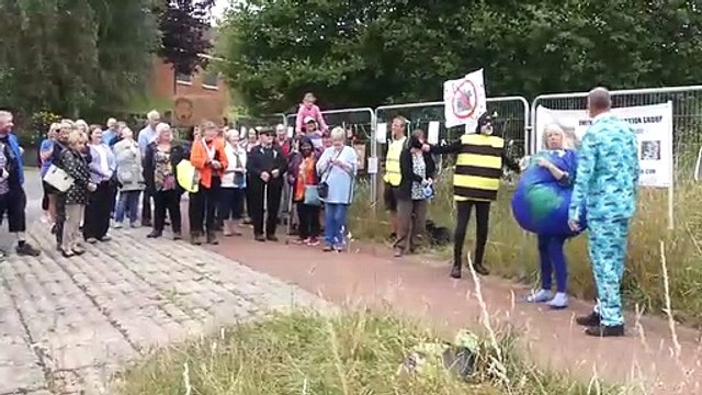 A petition to protect Owlthorpe Fields at Moorthorpe Way, Crystal Peaks, has now topped 925 names.