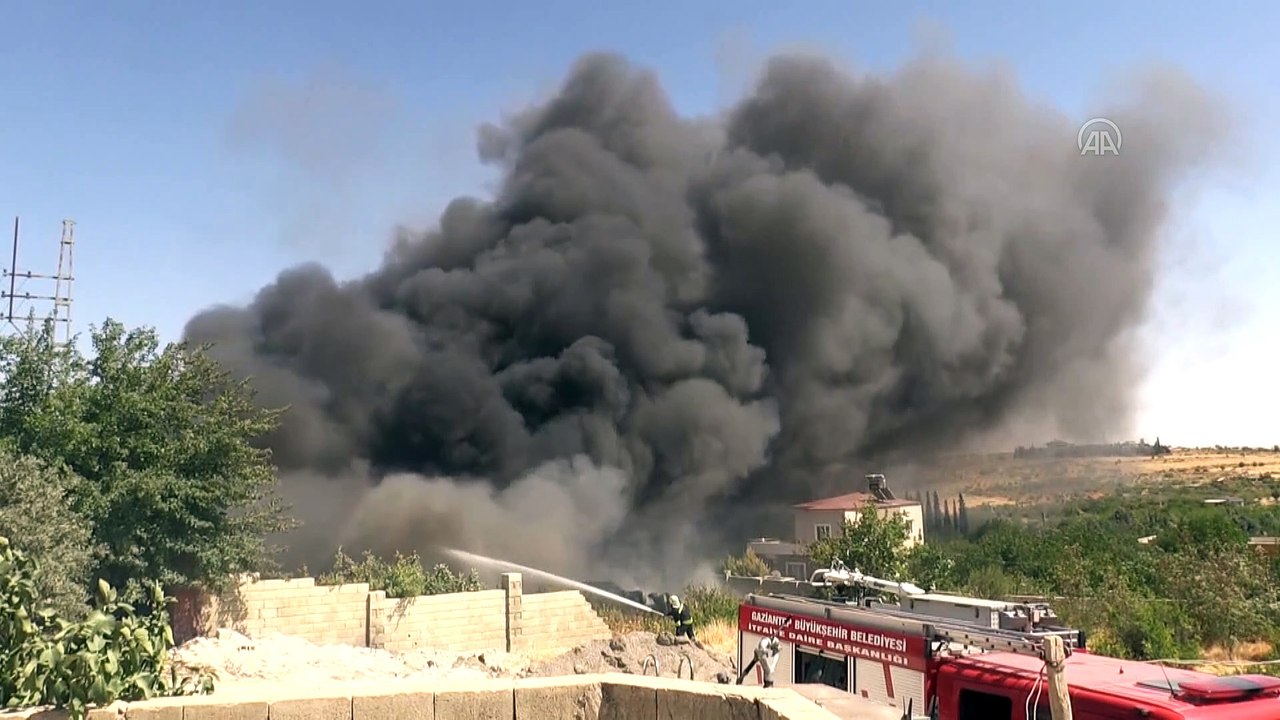 GAZİANTEP - Gemi yapımında kullanılan malzemelerin bulunduğu depoda yangın (5)