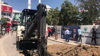 Elazığ’da su borusunun patlaması nedeni ile yol çöktü