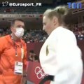 Un entraîneur allemand secoue énergiquement sa judoka et lui file deux baffes aux JO de Tokyo