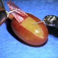 Un chirurgien montre sa dextérité sur un raisin