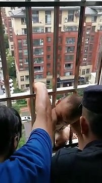 Des policiers sauve ce bébé qui a failli tomber du 15ème étage en Chine