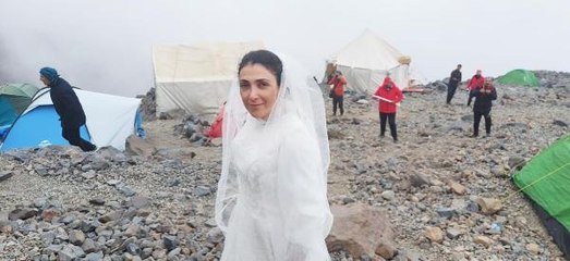 KADIN VE ÇOCUĞA ŞİDDETE DİKKAT ÇEKMEK İÇİN AĞRI DAĞI İLE 'EVLENDİ'