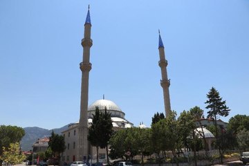 DENİZLİ'DE CAMİYİ BOYAYLA TAHRİP ETTİLER