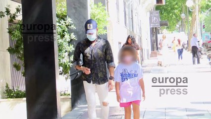Antonio David Flores llega a la peluquería en la que se encuentra Olga junto a su hija Lola
