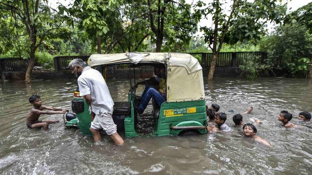 Few hrs rain lashes Delhi, heavy waterlogging at many places