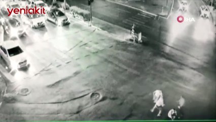 'Dur' ihtarına uymayan sürücü, polisi kaputun üzerinde sürükledi!