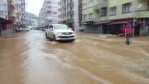 Beklenen şiddetli yağışın ardından Arhavi ilçe merkezinde sokaklar yine göle döndü