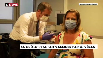 Olivia Grégoire se fait vacciner par Olivier Véran