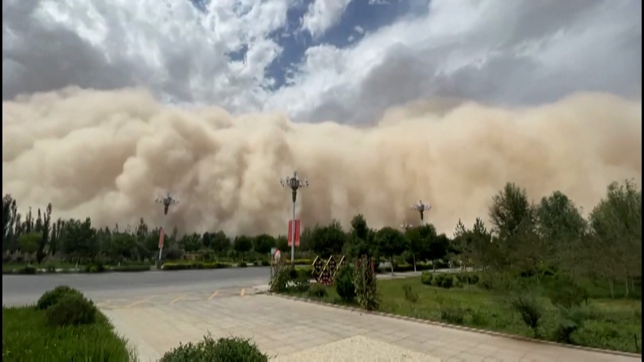 Gigantischer Sandsturm umhüllt chinesische Stadt