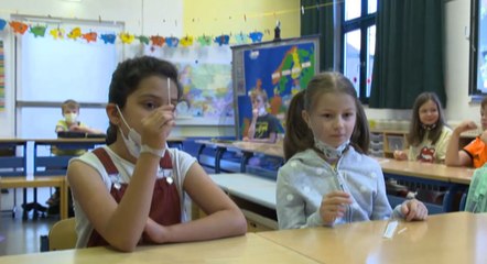 ললিপপ টেস্টের মাধ্যমে জার্মানির স্কুলে হয় করোনা টেস্ট | Oneindia Bengali