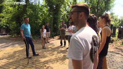 Des bénévoles internationaux remettent en état un des plus grands cimetières juifs du monde