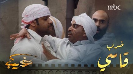 غريب يتعرض للضرب في السوق.. شاهد السبب