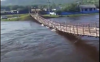 Une camionnette prend un pont suspendu... mauvaise idée