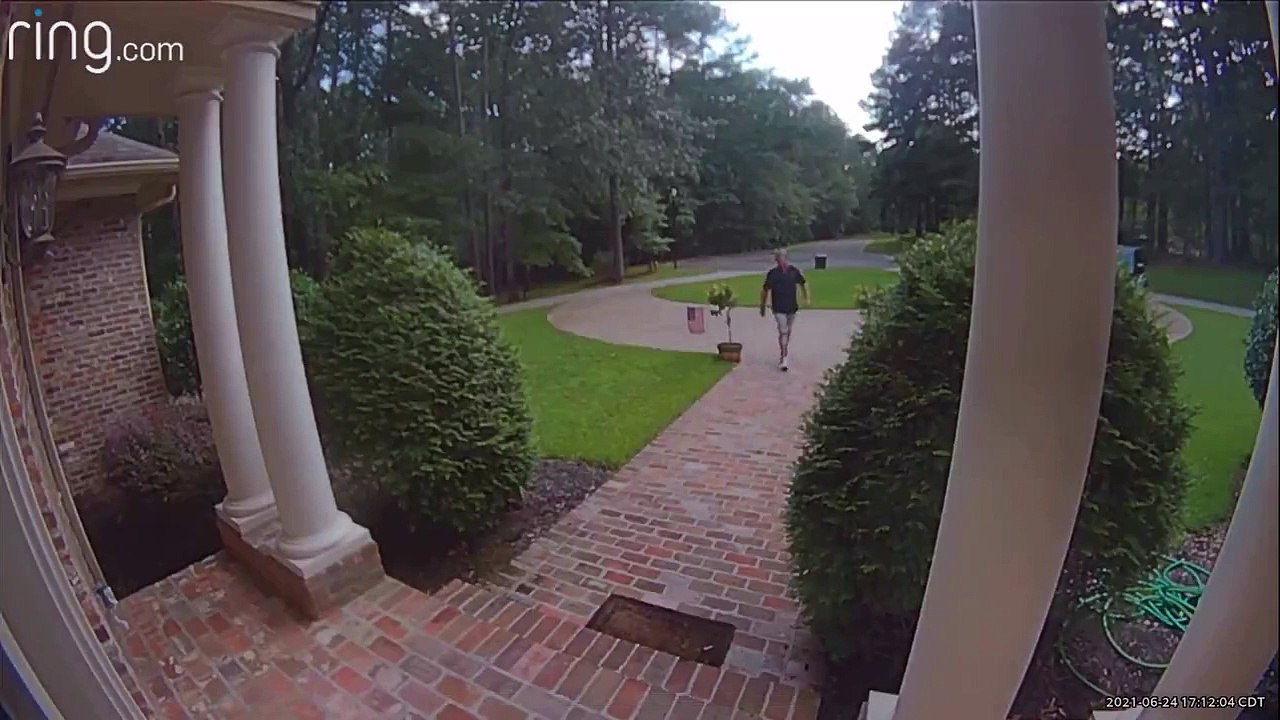 Son voisin vient sonner chez lui et lui fait la peur de sa vie...