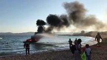 Un bateau en feu à Fréjus-plage