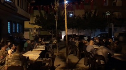 Descargar video: GAZİANTEP - Pençe Harekatı bölgesinde şehit olan askerin Gaziantep'teki ailesine acı haber verildi