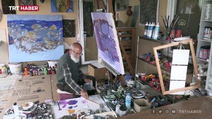 Emekli öğretmen yaşadığı apartmanı resim galerisine dönüştürdü