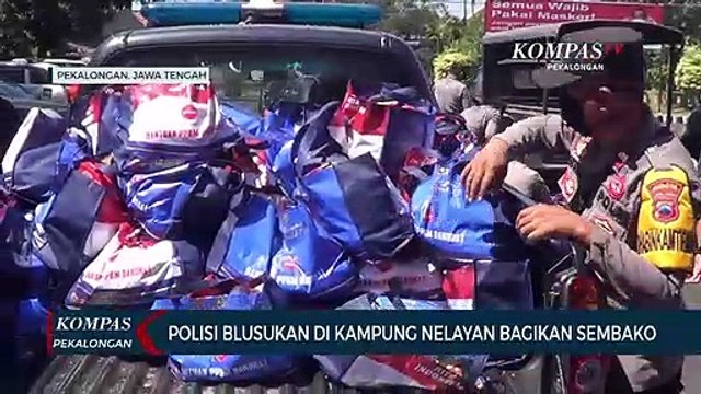 Polisi Blusukan di Kampung Nelayan, Bagikan Sembako
