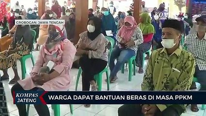 Warga Dapat Bantuan Beras di Masa PPKM