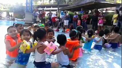 ASYIKNYA BERMAIN AIR SAMBIL BELAJAR RENANG