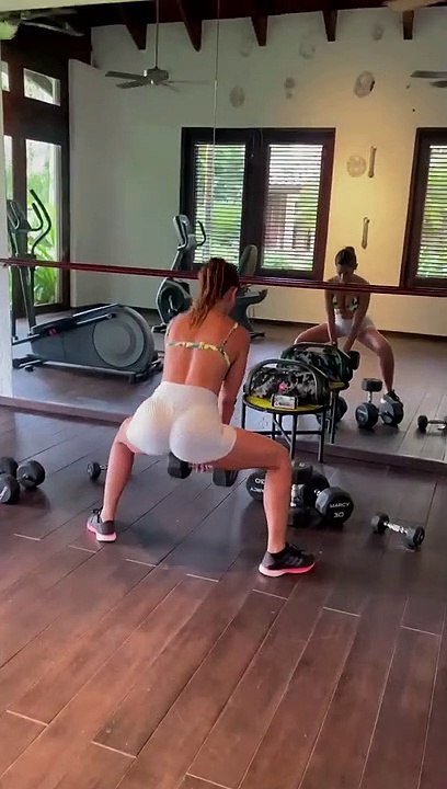 Leo Messi embadalit i Antonela Roccuzzo fent exercicis de glutis al Carib: vídeo