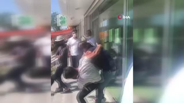 Son dakika haberleri... ATM önünde tekme tokat sıra kavgası cep telefonu kamerasında