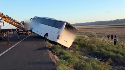 AKSARAY - Yolcu otobüsü devrildi: 22 yaralı