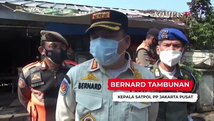 Aksi Satpol PP Jakpus Beri Imbauan Aturan Makan 20 Menit Sambil Bagi Sembako
