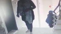Kadın hırsızların kredi kartı ile kapıyı açma girişimi kameralara yansıdı