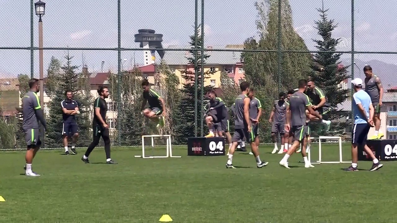 ERZURUM - Konyaspor Teknik Direktörü İlhan Palut, takımda 3 bölgeye transfer yaparak lige başlamak istiyor