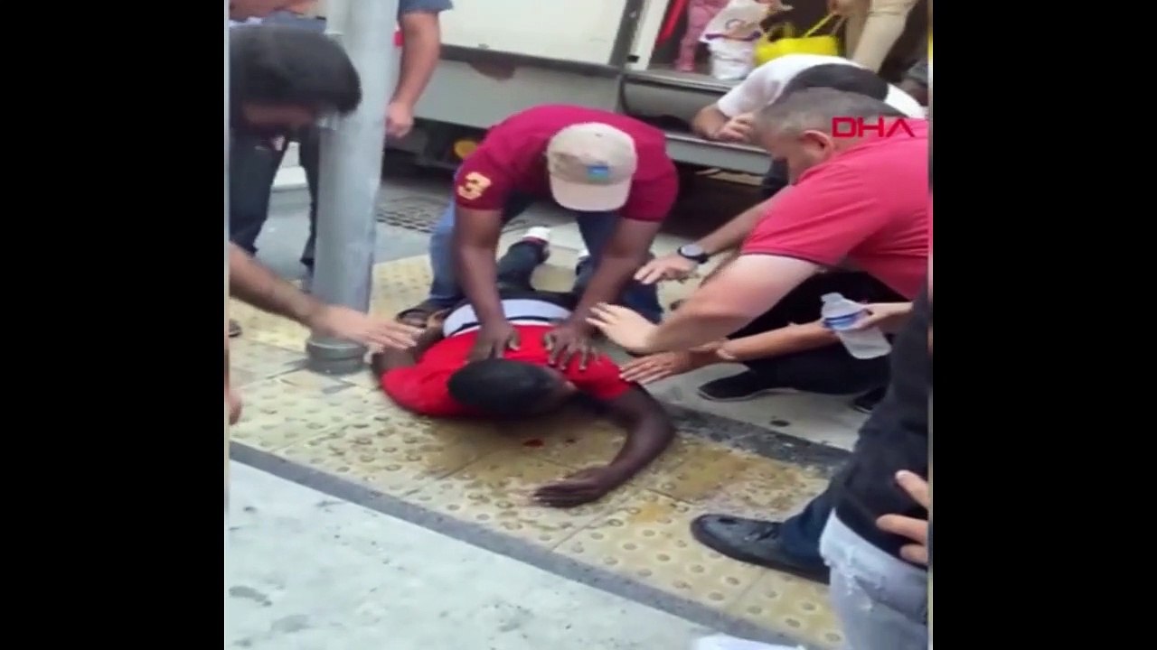 Yolun karşısına geçmek isteyen Afrikalıya tramvay çarptı