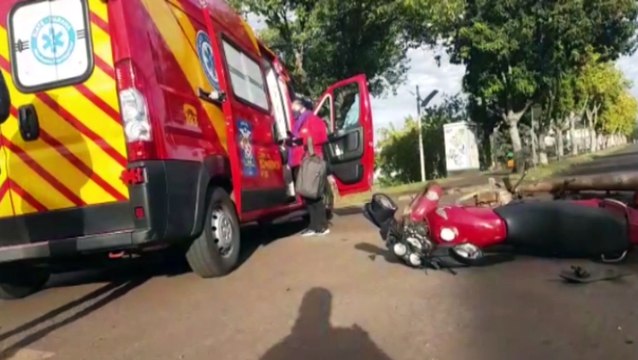 Veículo Peugeot e motocicleta se envolvem em uma colisão de trânsito no cruzamento entre as Ruas Cassiano Jorge Fernandes e Salgado Filho