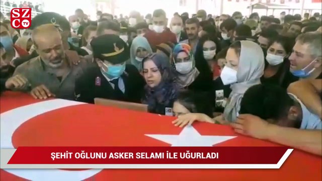 Şehit oğlunu asker selamıyla uğurladı