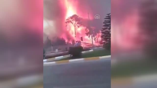 ANTALYA -Manavgat'taki orman yangını yerleşim yerlerini tehdit ediyor