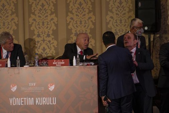 Burak Elmas: Biz TFF'nin idare etmesini değil, Türk futbolunu yönetmesini istiyoruz - Galatasaray Başkanı Burak Elmas: - Ciddi bir vergi sorunuyla...