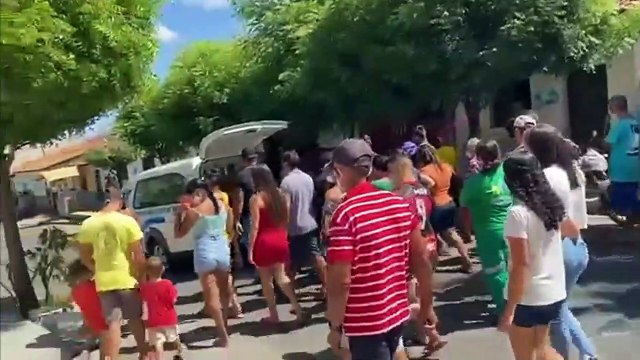 Corpo de jovem morta com golpes de faca é sepultado em Cajazeiras