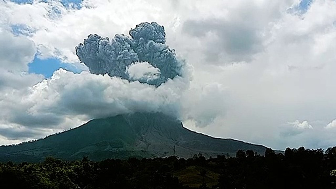Monte Sinabung entra em erupção