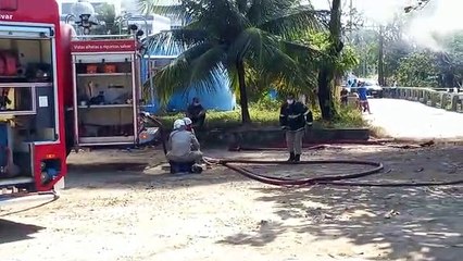 Incêndio atinge lancha avaliada em R$ 400 mil em Vitória. Dois ficam feridos